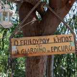 Antonio e Maria, i suoi curatori, ci portano alla scoperta del giardino chiamato, come recita un cartello posto sul tronco di un grande salice, �di Epicuro�